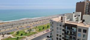 una vista aérea de un edificio y de la playa en Acogedor departamento con vista al mar, en Lima