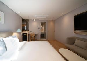 Nampo Ocean2Heaven Hotel& Spa房間的床