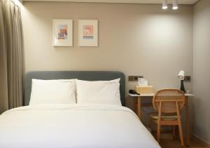 Nampo Ocean2Heaven Hotel& Spa房間的床