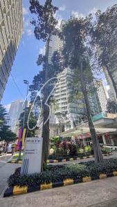 uma escultura em frente a um grande edifício em Luxury Signature Suites, KLCC by BlueBanana em Kuala Lumpur