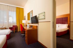 A bed or beds in a room at Crowne Plaza Venice East by IHG