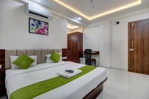 Postel nebo postele na pokoji v ubytování Hotel StayBird - Nest, Kharadi