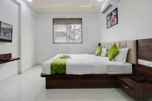 Uma cama ou camas num quarto em StayBird - NEST, A Premium Residences, Kharadi