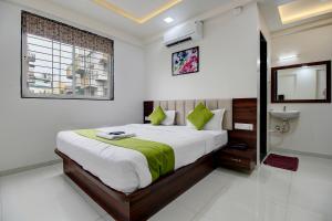 浦那Hotel StayBird - Nest, Kharadi的带一张大床和水槽的卧室