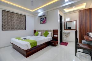 浦那Hotel StayBird - Nest, Kharadi的一间带大床的卧室和一间浴室