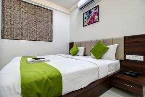 Hotel StayBird - Nest, Kharadi客房内的一张或多张床位