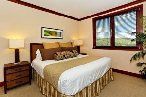 une chambre avec un grand lit et deux fenêtres dans l'établissement Ko Olina Beach Villas O1004, à Kapolei 52 autres photos