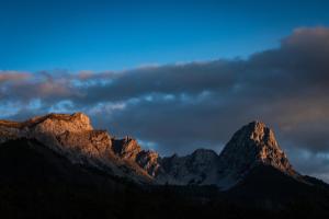 a view of a mountain range at sunset at Appartement T3 50m² - 6 pers. - Barcelonnette in Barcelonnette