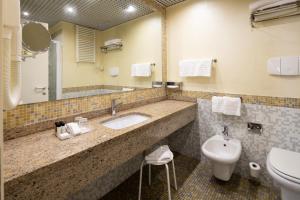 A bathroom at Crowne Plaza Venice East by IHG