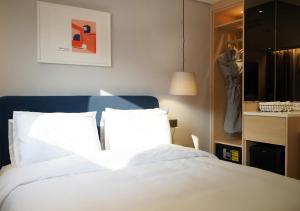 Nampo Ocean2Heaven Hotel& Spa房間的床