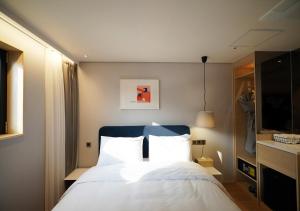 Nampo Ocean2Heaven Hotel& Spa房間的床