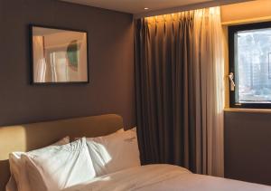 Nampo Ocean2Heaven Hotel& Spa房間的床