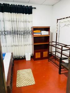Zimmer mit 2 Etagenbetten und einem Spiegel in der Unterkunft JUNGLE VILLA in Galle