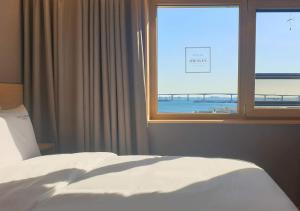Nampo Ocean2Heaven Hotel& Spa房間的床