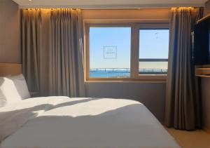 Nampo Ocean2Heaven Hotel& Spa房間的床