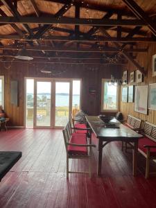 Posezení v ubytování The Woolshed and Farmhouse Blue, Bruny Island