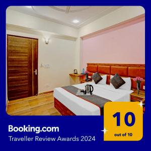 ein Hotelzimmer mit 2 Betten und einem Waschbecken in der Unterkunft OYO Flagship 74435 Hotel Sharma in Greater Noida