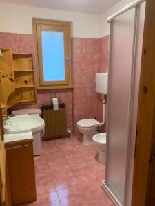 a bathroom with a toilet and a sink and a shower at CASA PIAZZALE ALPINI in Schilpario