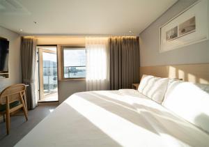 Nampo Ocean2Heaven Hotel& Spa房間的床