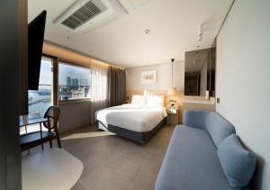 Nampo Ocean2Heaven Hotel& Spa房間的床