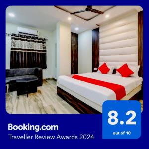 een hotelkamer met een bed en een bureau bij 75217 Hotel Navya Grand in Gulzārbāgh