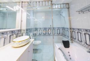 bagno con vasca, lavandino e servizi igienici di Starry View a Hulhumale