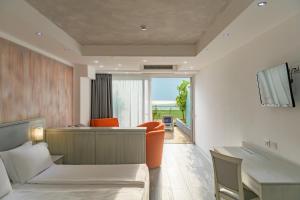 una camera d'albergo con letto e scrivania di Garda Suite Hotel a Limone sul Garda
