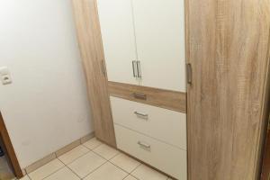 eine Küche mit weißen Schränken und einer Holztür in der Unterkunft NEU! Reiterhof Finkenmühle Fewo Gipsy in Weißenstadt