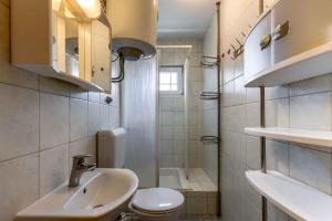 łazienka z umywalką i toaletą w obiekcie Apartments in Vir/Insel Vir 34750 w mieście Vir