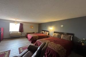 Un pat sau paturi într-o cameră la Fairway Inn Florence Indiana