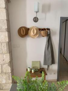 a white wall with baskets and a table with at Le Provençal - HYPER CENTRE - WIFI in Avignon