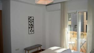1 dormitorio con cama y ventana en Mahonia Palacio Congresos Parking Concertado en Granada