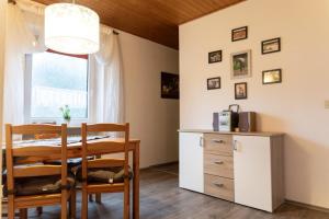 ein Esszimmer mit Tisch und Stühlen und einem Fenster in der Unterkunft NEU! Reiterhof Finkenmühle Fewo Sancho mit Kamin in Weißenstadt