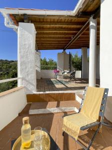 patio ze stołem i krzesłem na ganku w obiekcie Casa Estrela w mieście Loulé