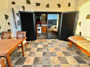 a room with a table and chairs and a kitchen at La Gloria del Norte in Las Palmas de Gran Canaria