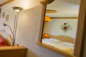 Postel nebo postele na pokoji v ubytování Alpenhotel zur Wildi Lauchernalp