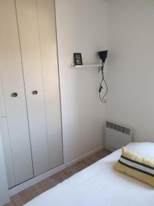 a bedroom with white cabinets and a bed at Appartement T3 50m² - 6 pers. - Barcelonnette in Barcelonnette