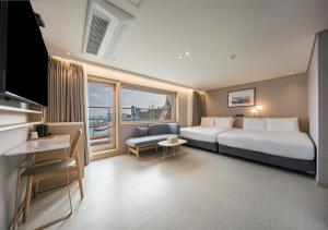 Nampo Ocean2Heaven Hotel& Spa房間的床