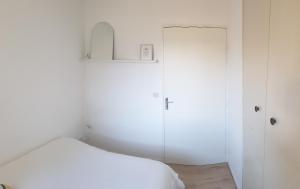 a white room with a bed and a glass door at Appartement T3 50m² - 6 pers. - Barcelonnette in Barcelonnette