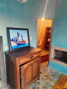 Riad & Restaurant Ocean Beach Douira的电视和/或娱乐中心