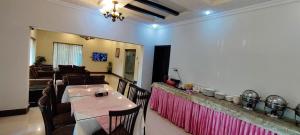 イスラマバードにあるCapri Executiveのリビングルーム(テーブル、椅子、ソファ付)