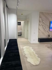 Apartament Luxury Promenada في كرايوفا: غرفة معيشة مع سجادة على الأرض