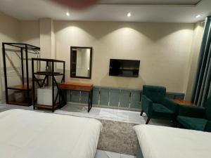 Postel nebo postele na pokoji v ubytování Shelton Boulevard Hotel Lahore