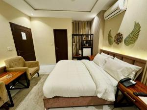 Postel nebo postele na pokoji v ubytování Shelton Boulevard Hotel Lahore