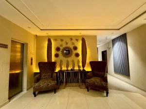 Posezení v ubytování Shelton Boulevard Hotel Lahore