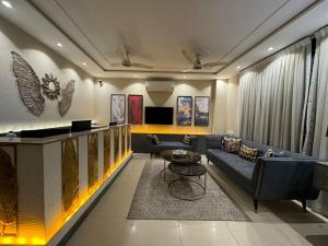 Posezení v ubytování Shelton Boulevard Hotel Lahore