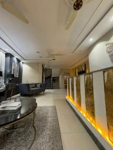 Posezení v ubytování Shelton Boulevard Hotel Lahore