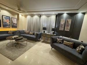 Posezení v ubytování Shelton Boulevard Hotel Lahore