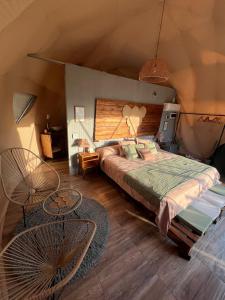 ein Schlafzimmer mit einem großen Bett in einem Zimmer in der Unterkunft Entre racimos, glamping entre viñedos in Ciudad Lujan de Cuyo
