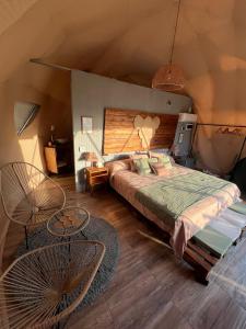 una camera da letto con un letto grande in una stanza di Entre racimos, glamping entre viñedos en bodega a Ciudad Lujan de Cuyo